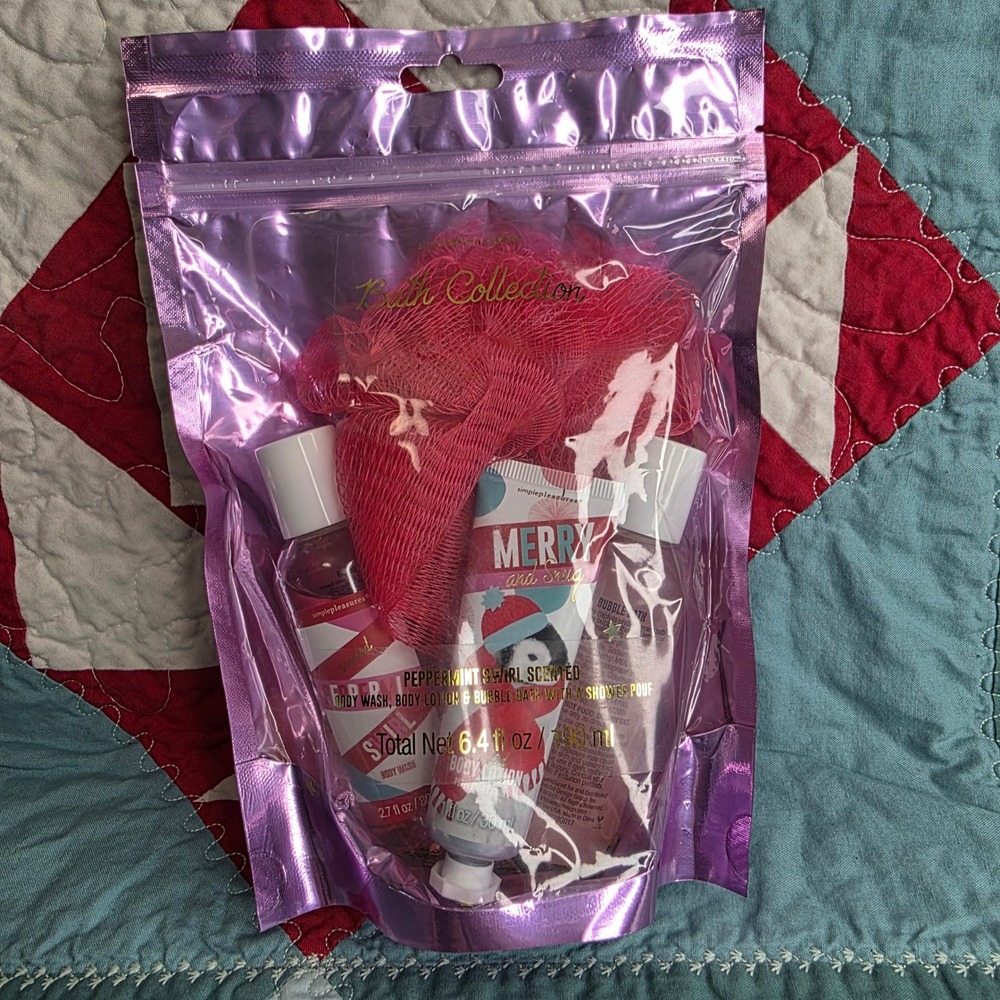 Simple Pleasures Peppermint Swirl Bath Collection 4pc Gift Set 2019 Penguin Pink